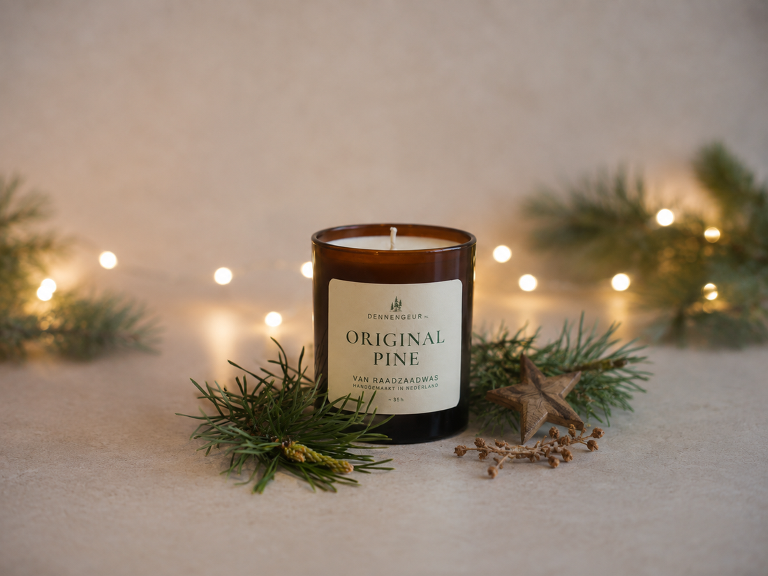 Original Pine kaars met dennentakken in warme kerstsfeer