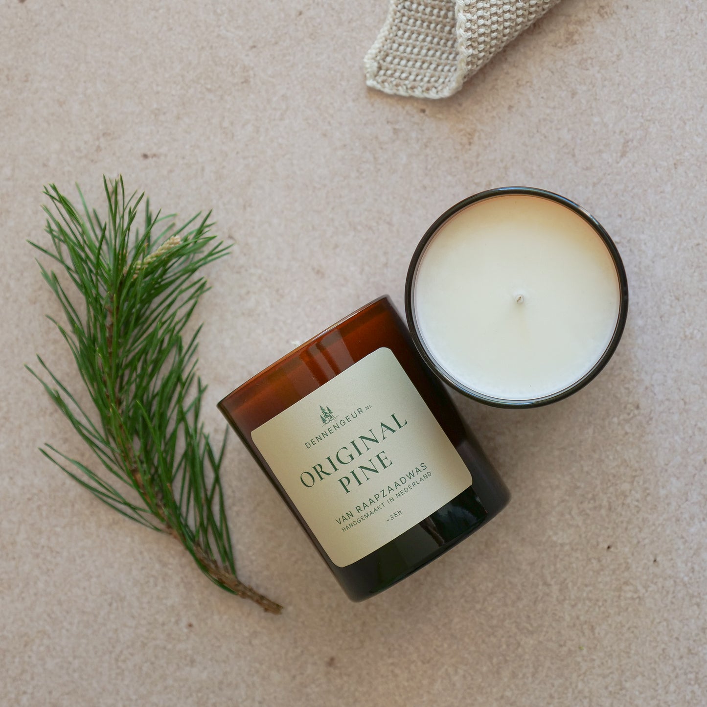 Bovenaanzicht Original Pine geurkaars met minimalistisch design en natuurlijke uitstraling