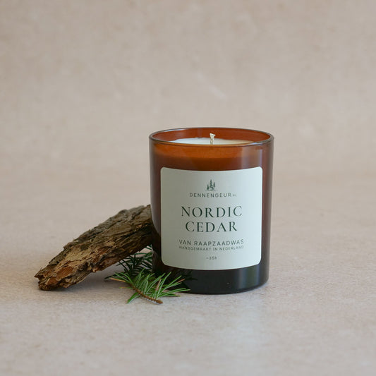 Nordic Cedar geurkaars met warme houtachtige cedergeur in amber glas