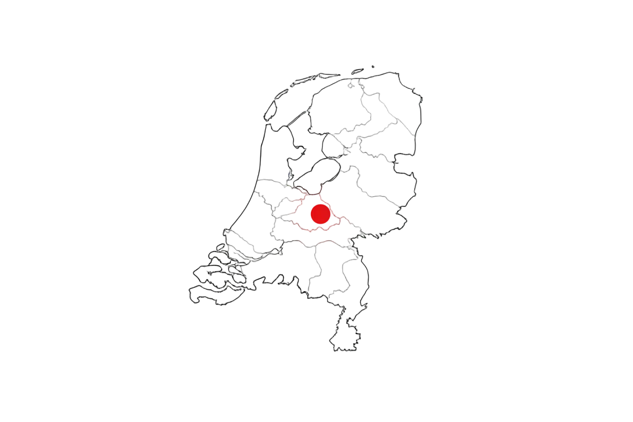 omtrek van nederland met zwarte lijn en dan rode punt op amersfoort